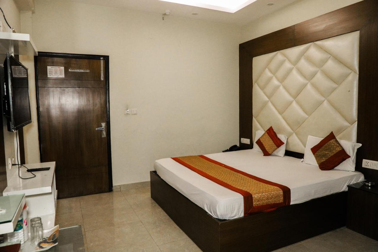 Hotel Centra Inn Ню Делхи Екстериор снимка